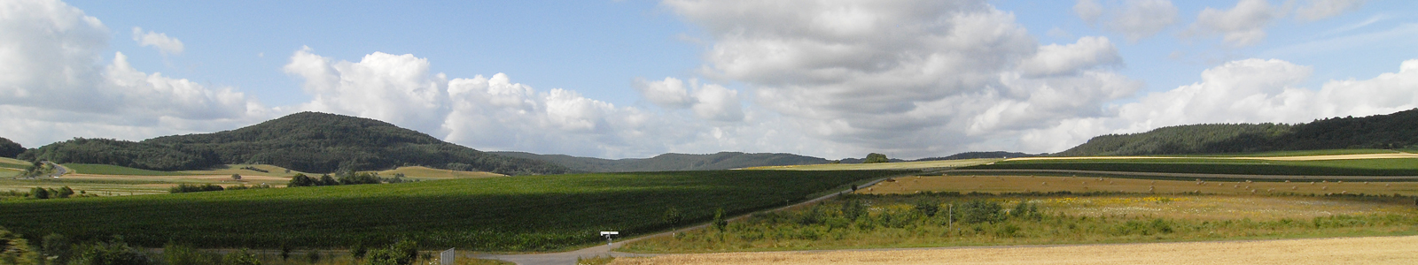 Landschaft mit Hügel und Wolken ©DLR